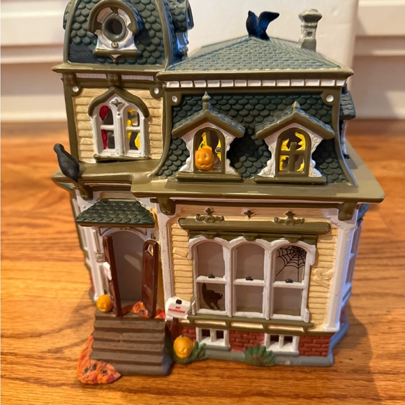 Snow Village Haunted Mansion - Picture 5 of 13